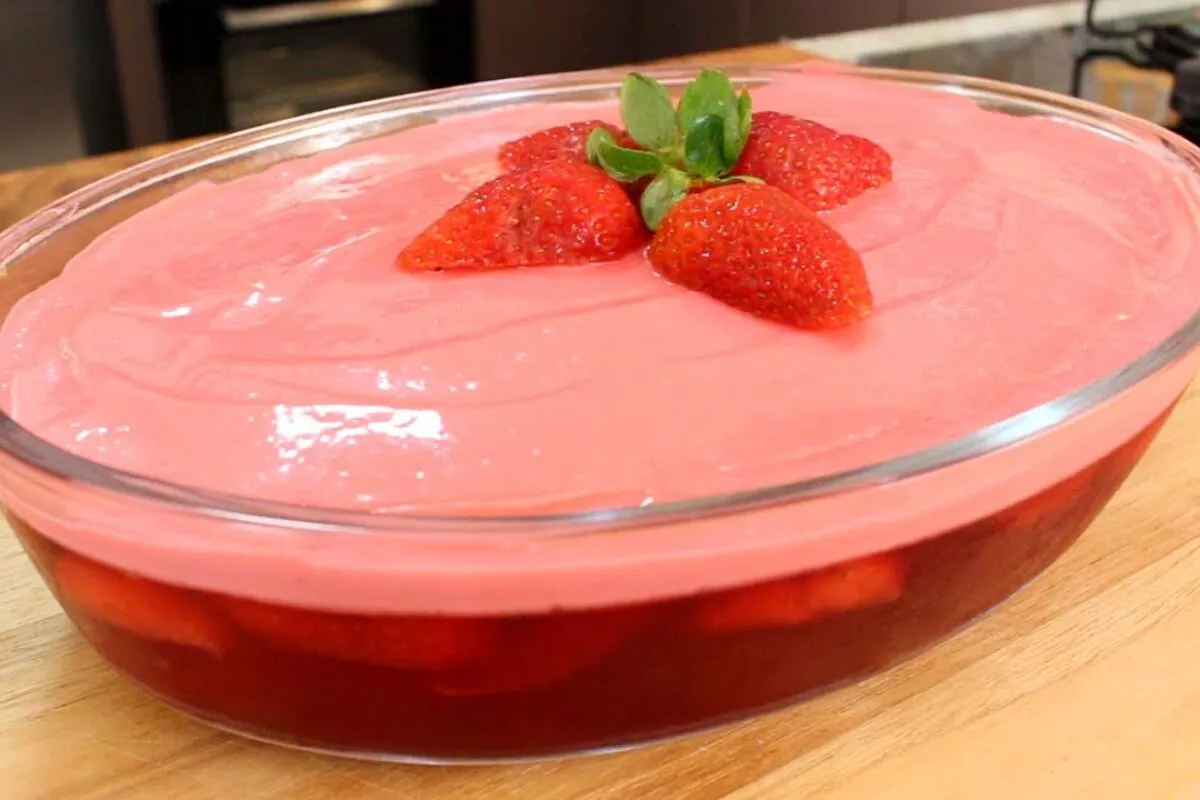 Sobremesa simples deliciosa e refrescante para servir geladi