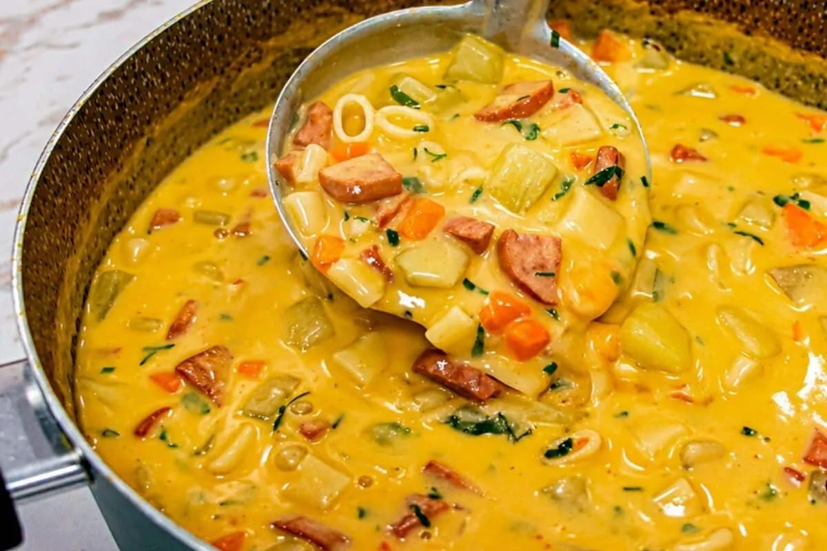 Sopa cremosa de calabresa feita com legumes, para um jantar
