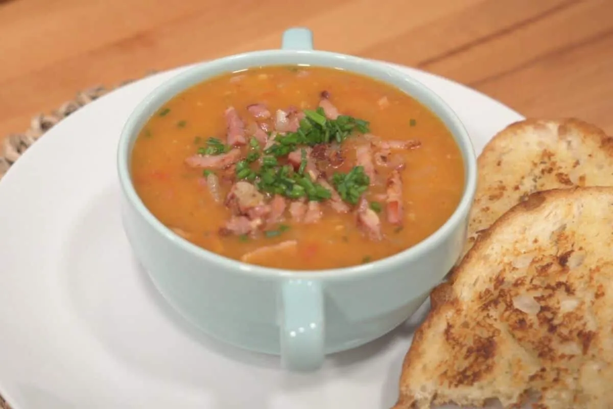 Sopa cremosa de mandioca que leva bacon e fica muito suculen