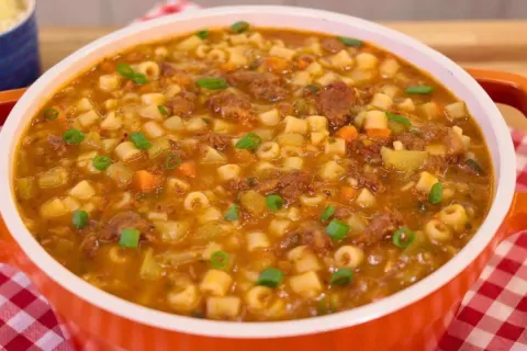 Sopa de carne com legumes: quando o frio chega essa é a mais