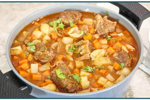 Sopa de carne, uma receita super fácil e nutritiva que fica 