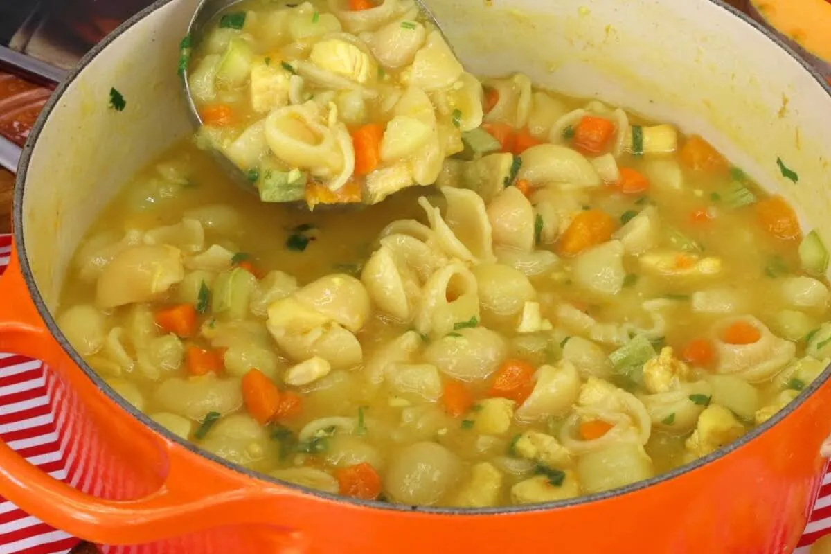 Sopa de frango com legumes: uma das receitas mais pedidas aq
