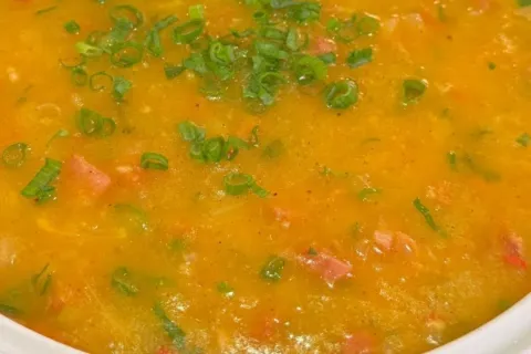 Sopa de mandioca cremosa, bem temperada e deliciosa, para aq