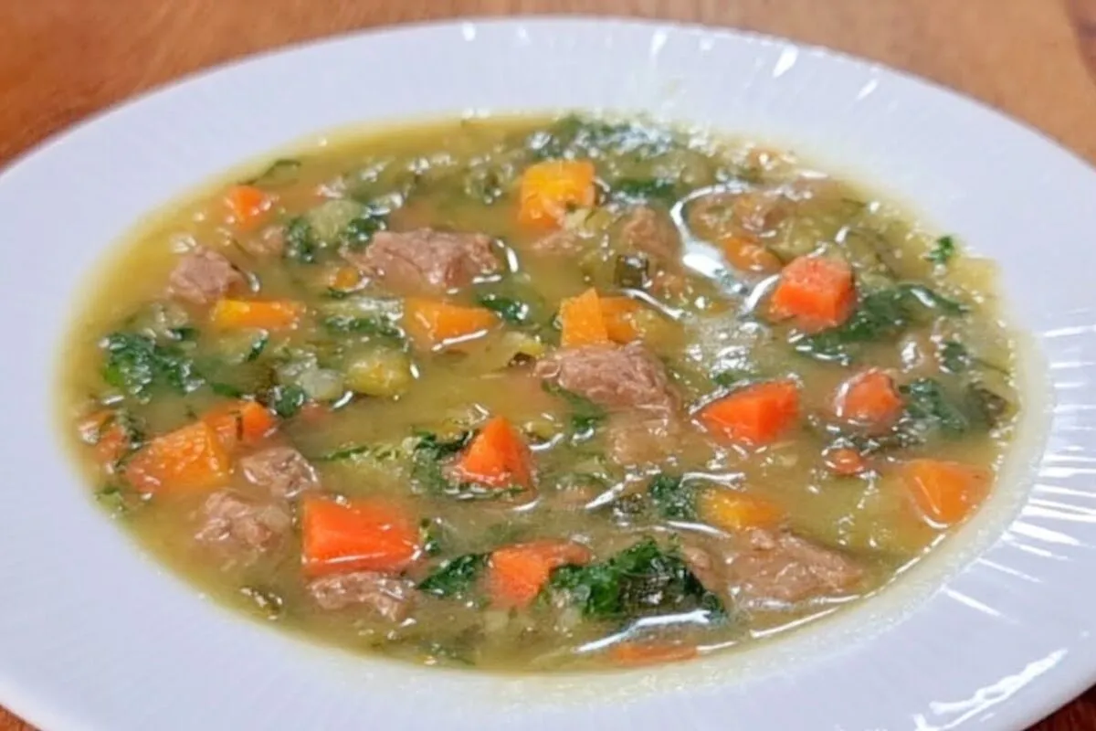 Sopa detox deliciosa e muito nutritiva, que ajuda a desincha