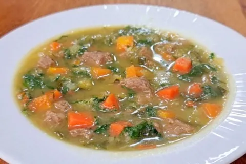 Sopa detox deliciosa e muito nutritiva, que ajuda a desincha