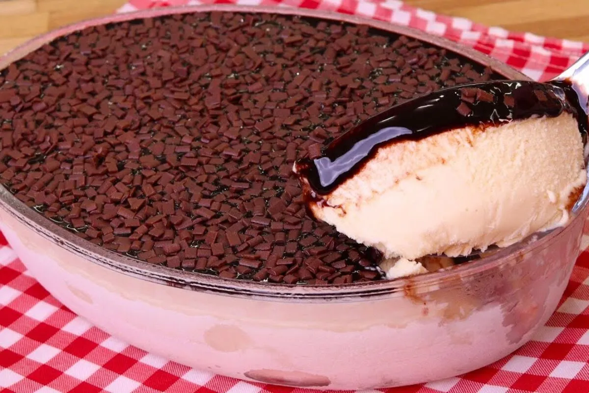 Sorvetão na travessa com calda de chocolate super fácil e ge