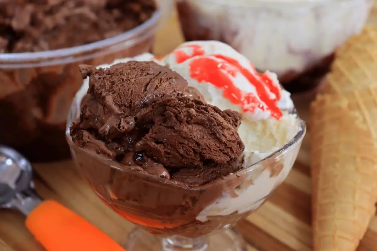 Sorvete caseiro de chocolate e leite ninho fácil e cremoso p
