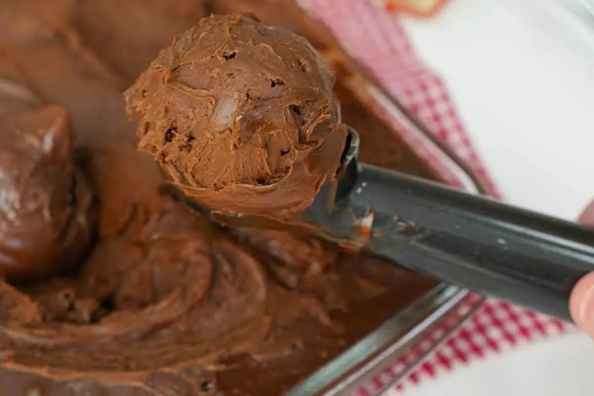 Sorvete caseiro de chocolate super cremoso, uma sobremesa ir