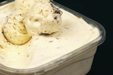 Sorvete caseiro de flocos: fácil, cremoso e econômico, para 
