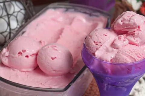 Sorvete caseiro, uma sobremesa gelada muito cremosa que vai 