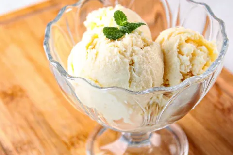 Sorvete de abacaxi caseiro refrescante e perfeito para as ta