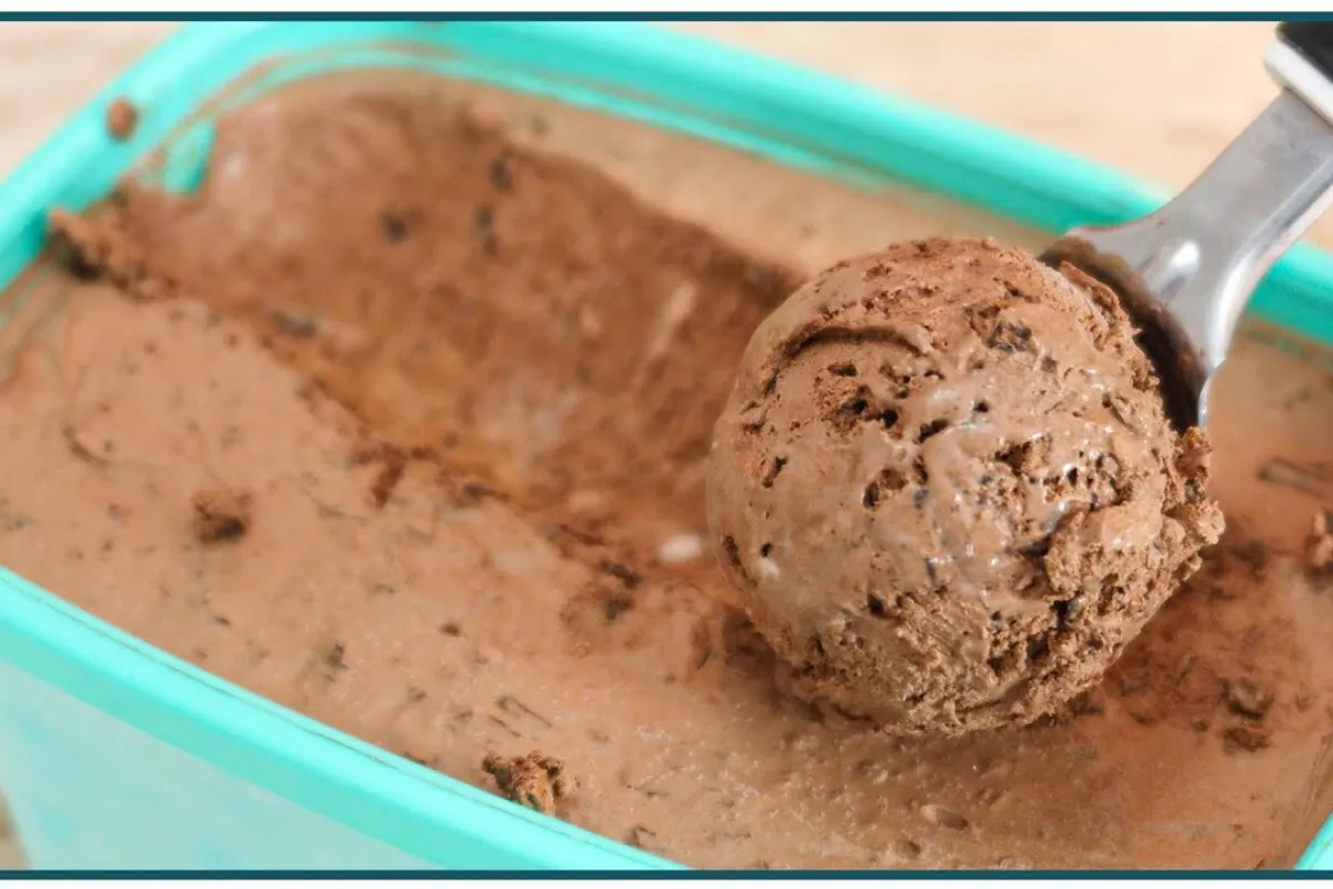 Sorvete de chocolate caseiro com apenas 3 ingredientes muito