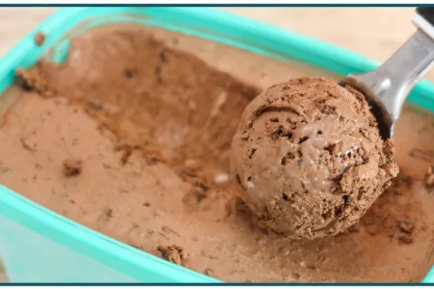 Sorvete de chocolate caseiro com apenas 3 ingredientes muito