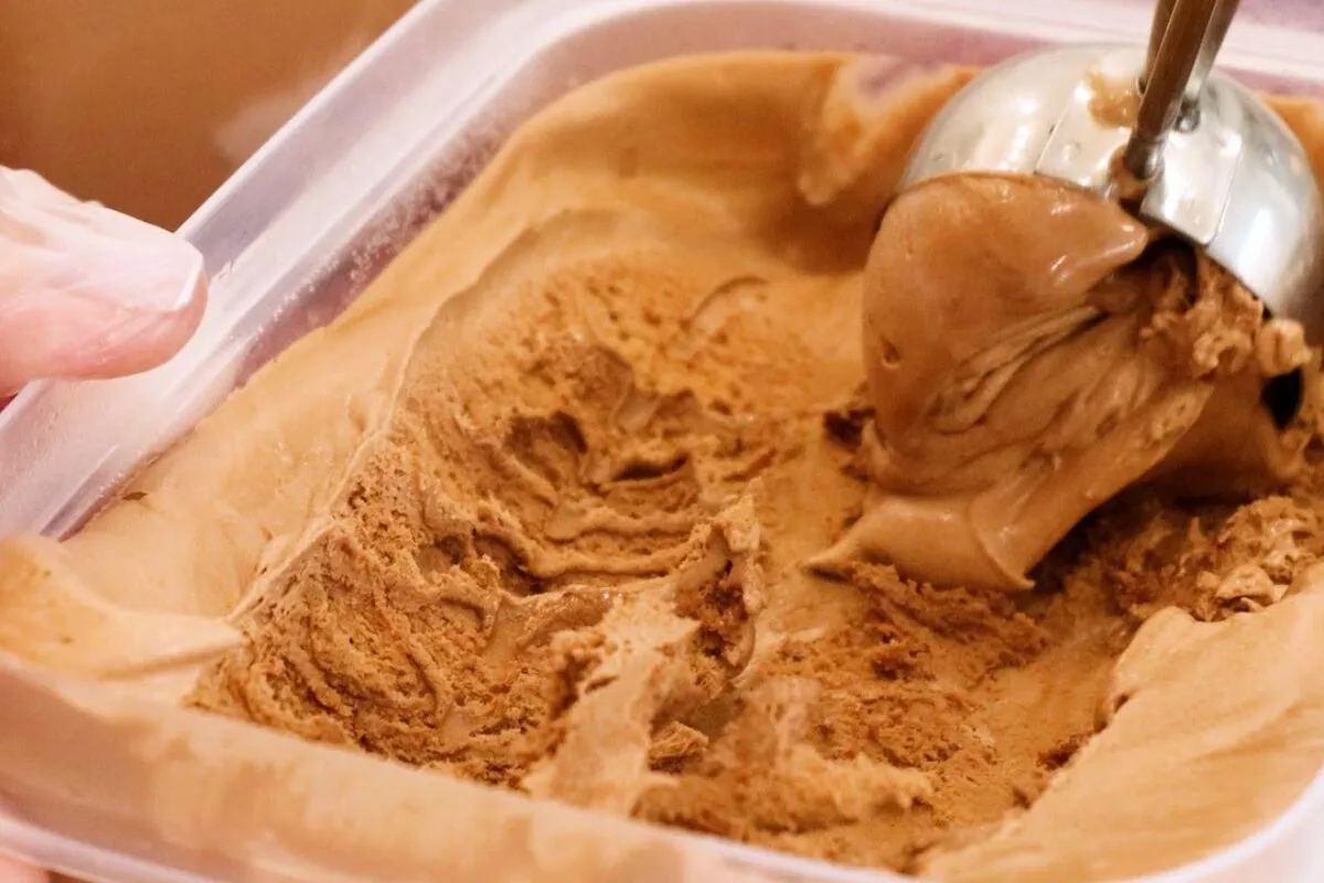 Sorvete de chocolate caseiro: receita cremosa, fácil e com s