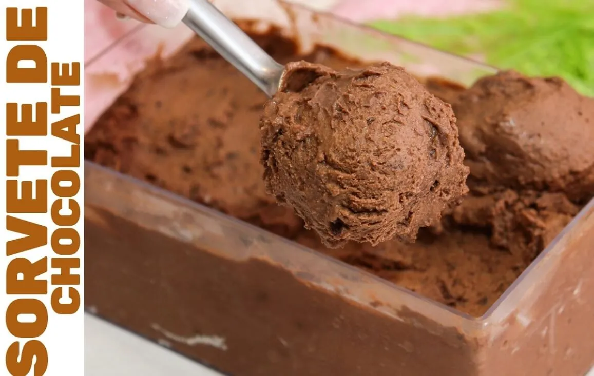 Sorvete de chocolate com pedaços de brownie, cremoso e casei
