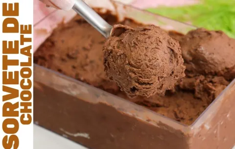 Sorvete de chocolate com pedaços de brownie, cremoso e casei