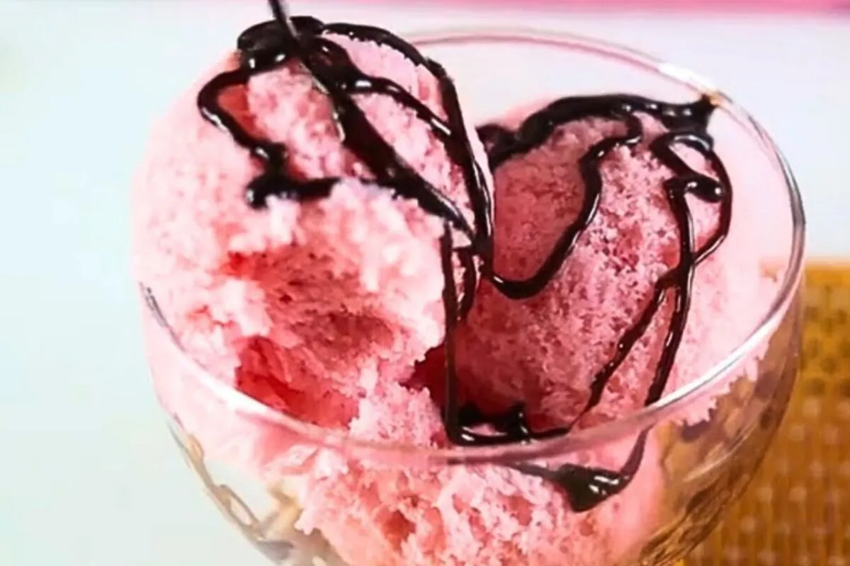 Sorvete de gelatina de morango incrivelmente cremoso e refre