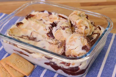 Sorvete trufado caseiro cremoso feito com poucos ingrediente