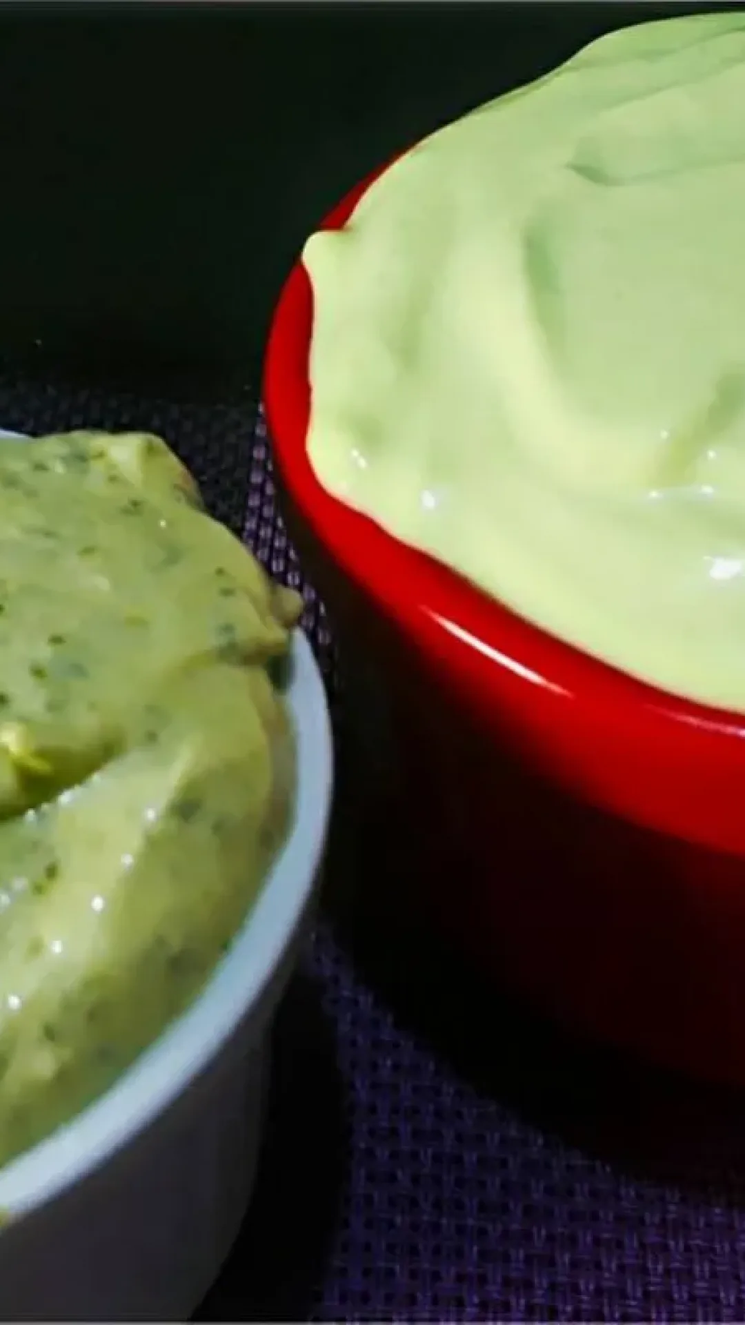 2 receitas de molho verde fáceis e deliciosas para lanches e hambúrgueres