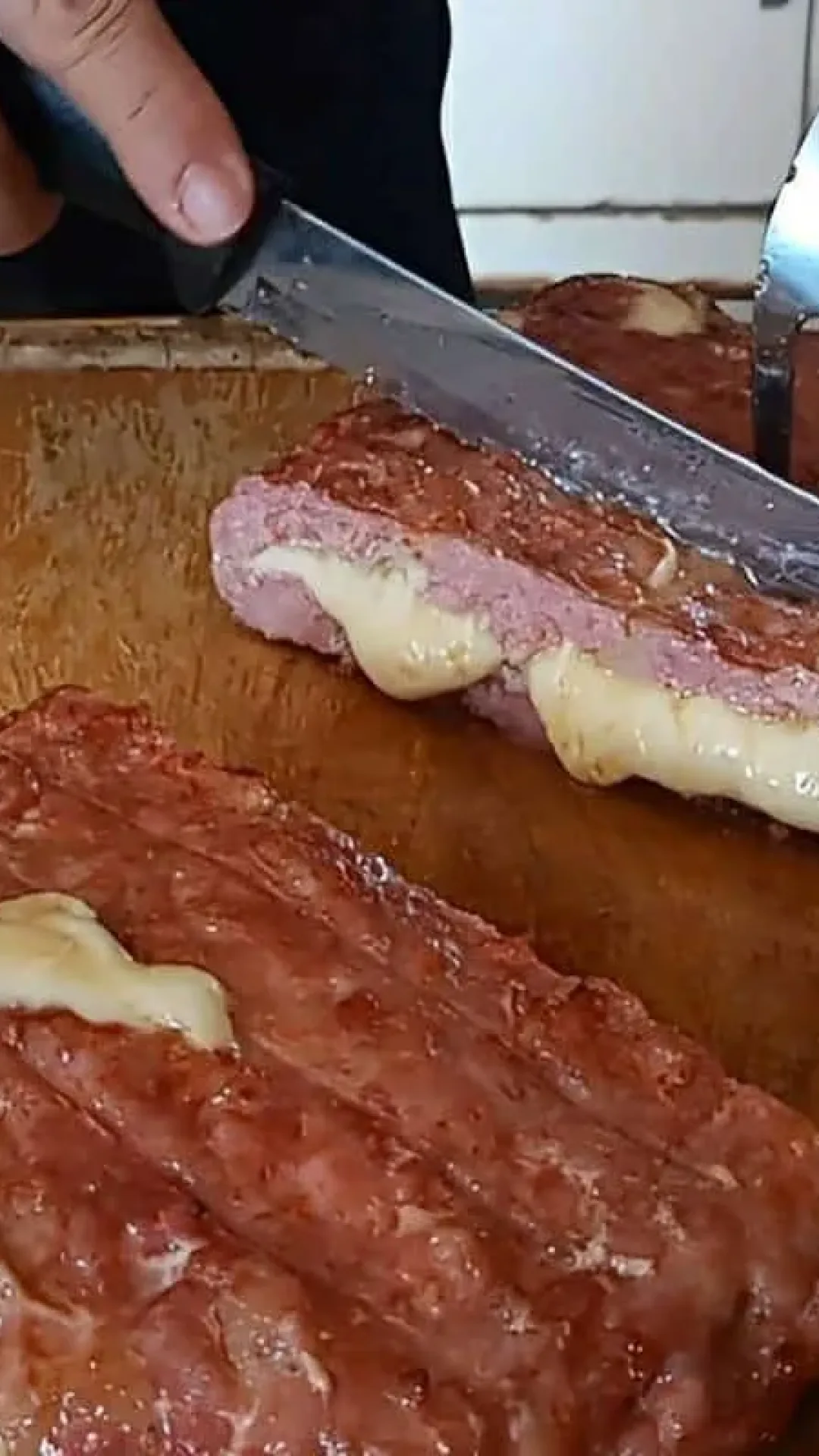 Abra 1 kg de linguiça e faça linguiça recheada com queijo no forno churrasqueira ou airfryer