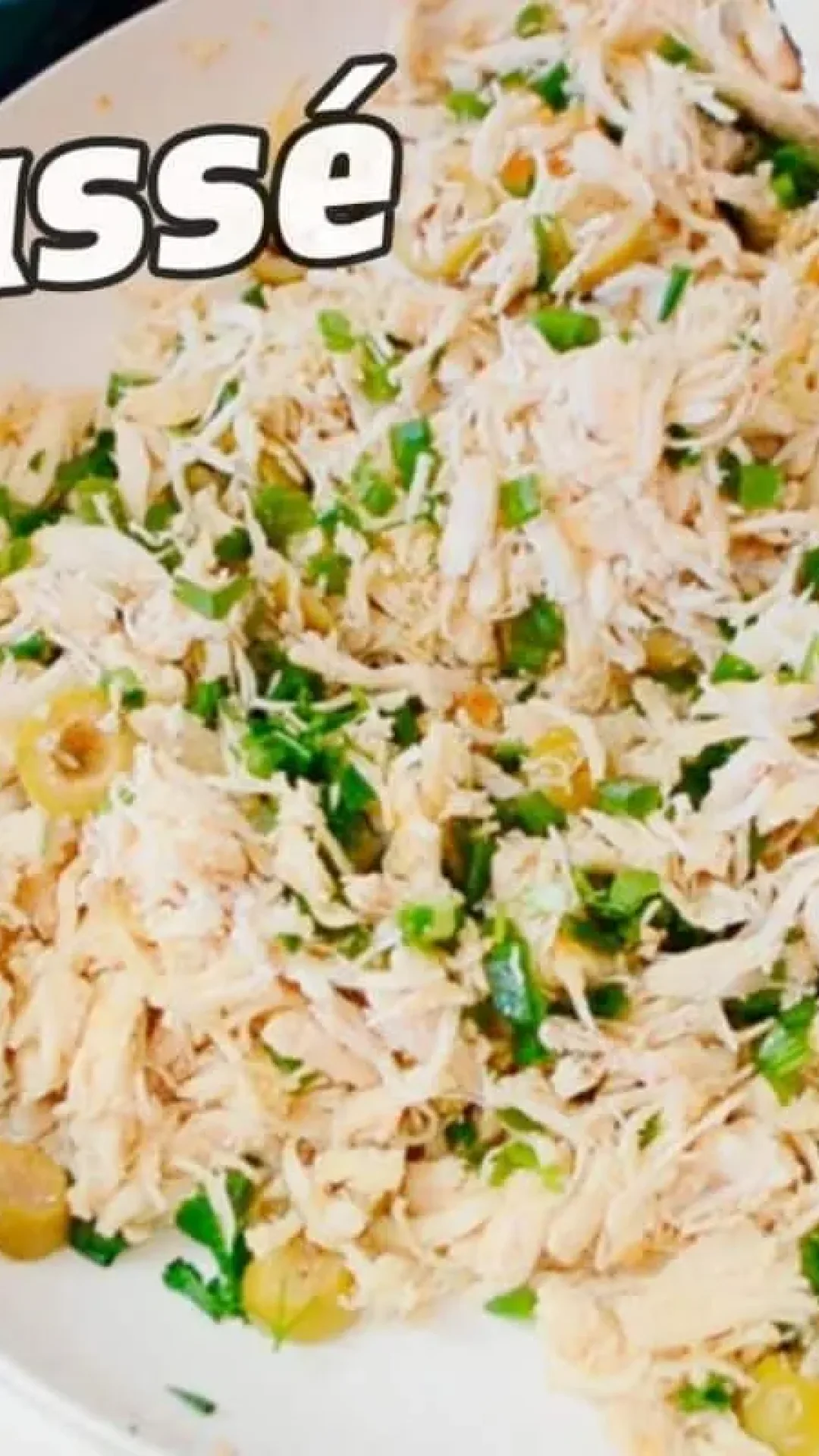 Ainda dá tempo de preparar para o jantar esse fricassê de frango cremoso e fácil de fazer