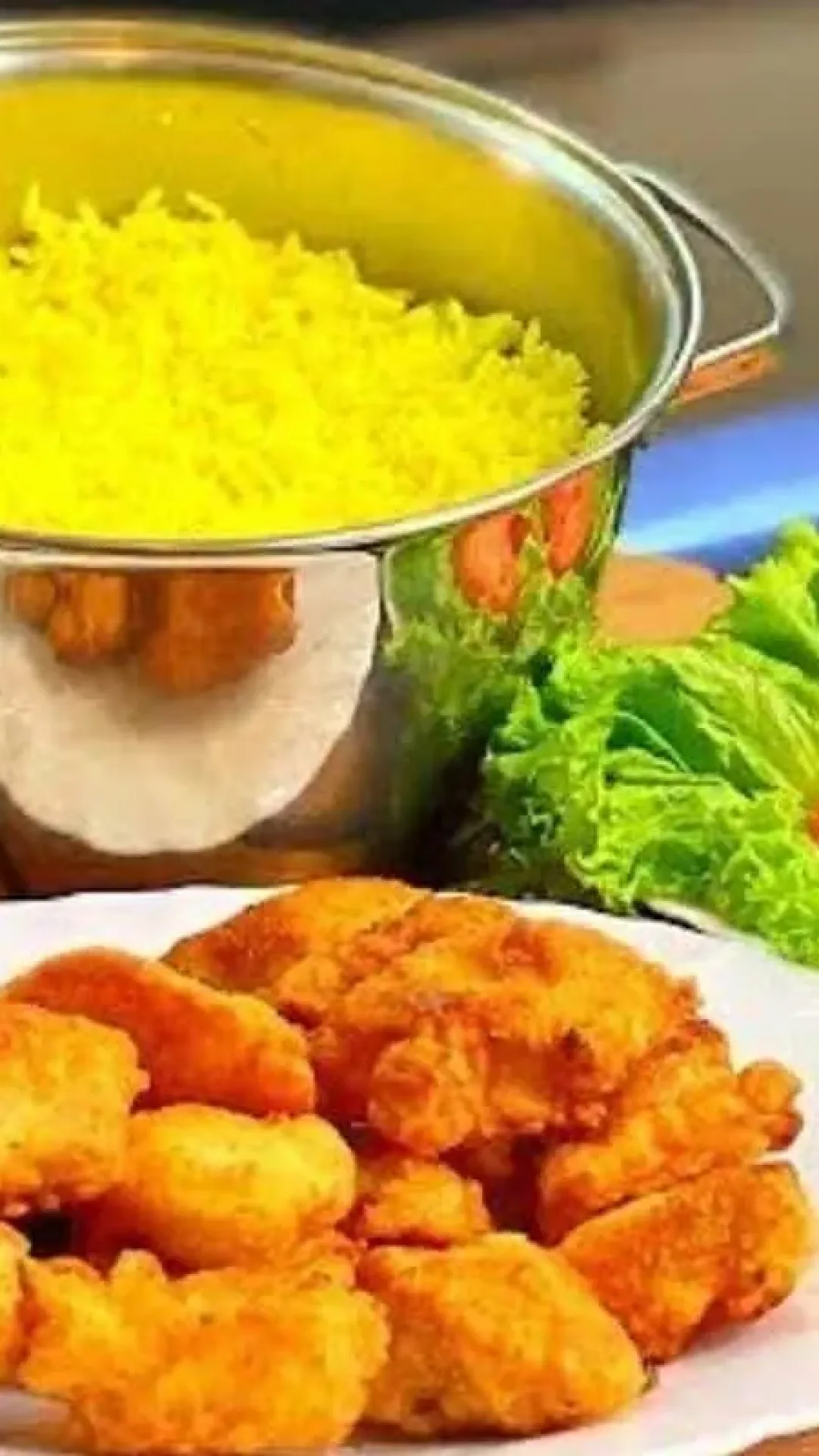 Almoço fácil e completo com um frango frito crocante igual de restaurante