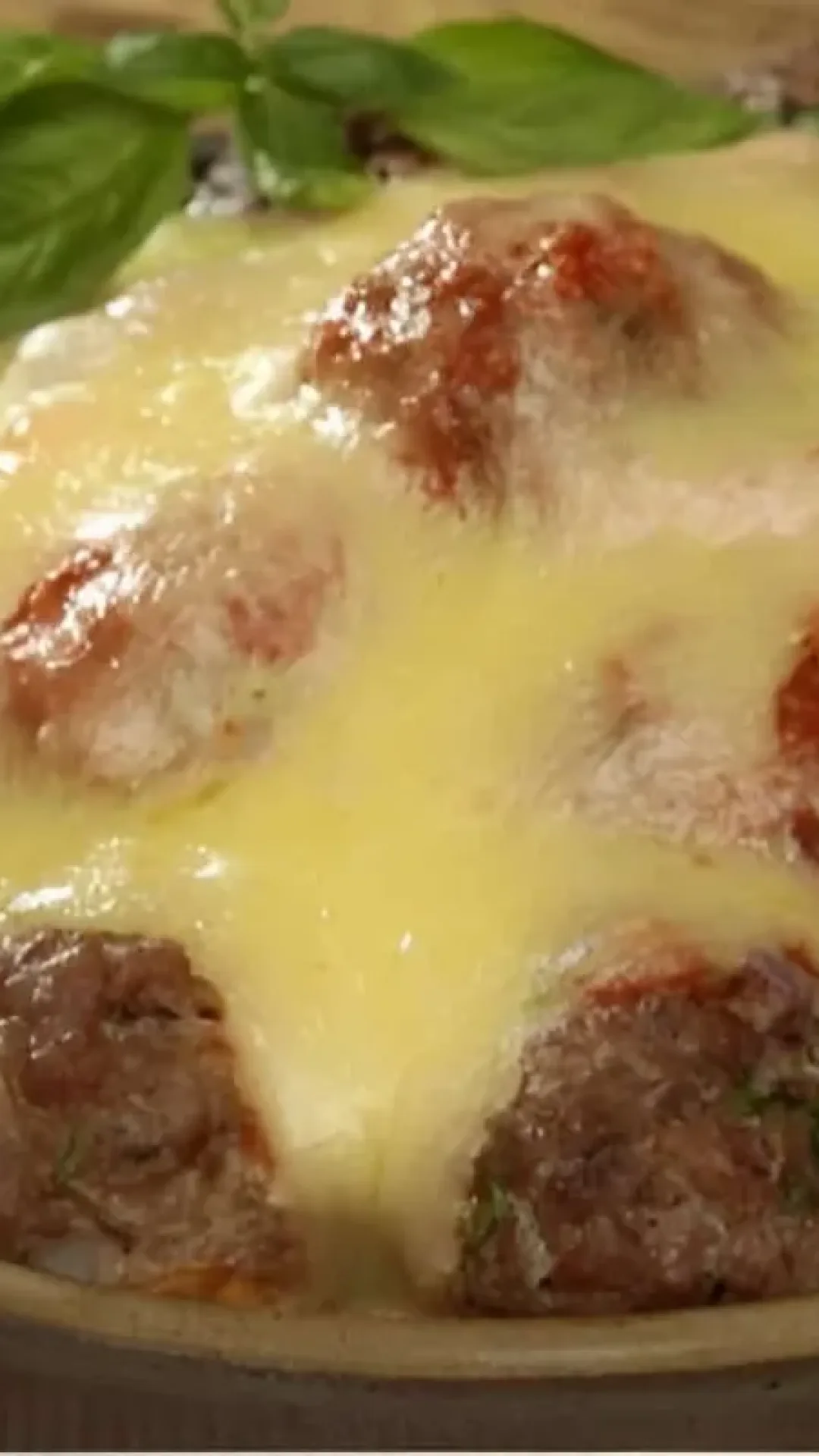 Almôndega ao forno com molho e queijo perfeitas para o almoço ou jantar