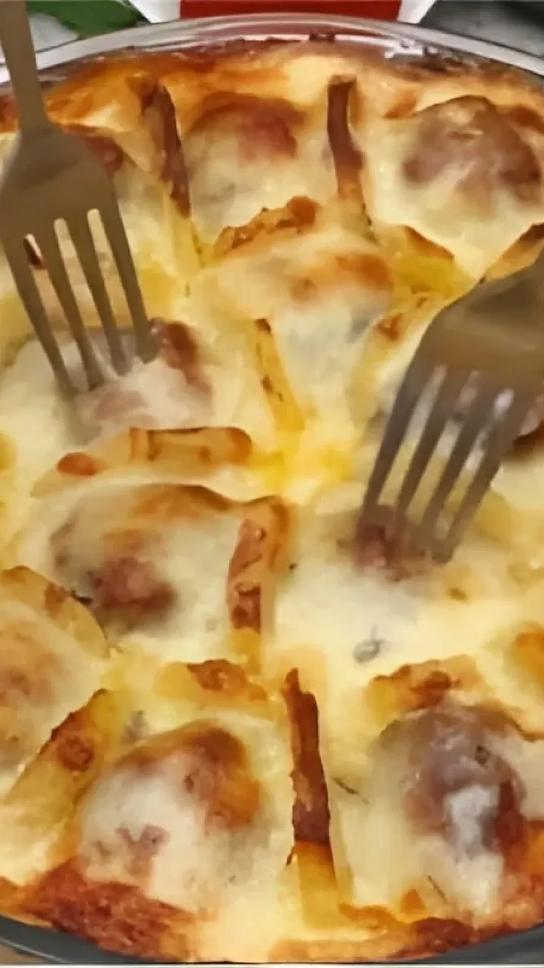 Almôndegas com batatas cobertas de queijo e gratinadas ao forno um prato delicioso