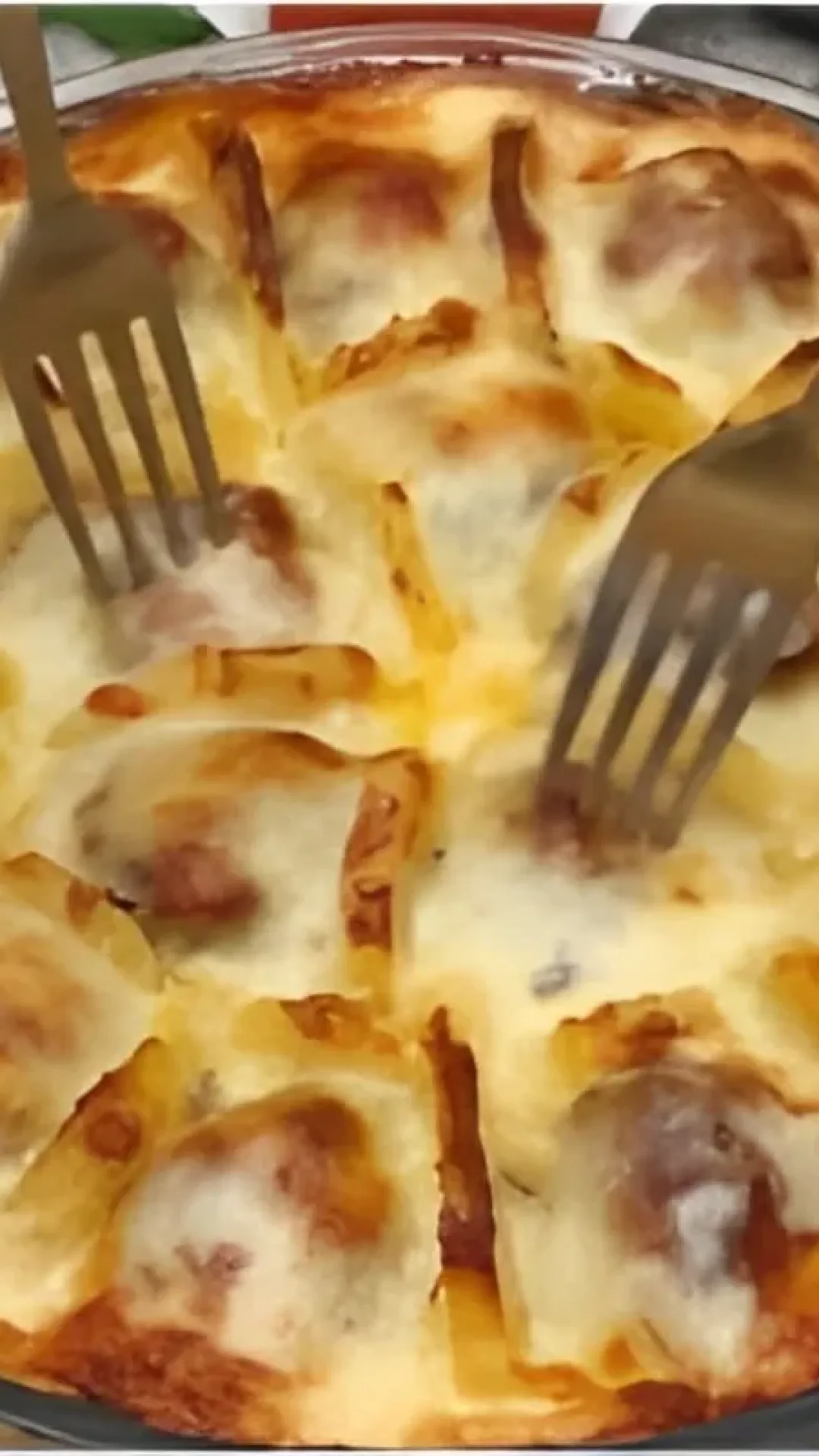 Almôndegas com batatas e molho branco gratinadas no forno simples e fácil de preparar