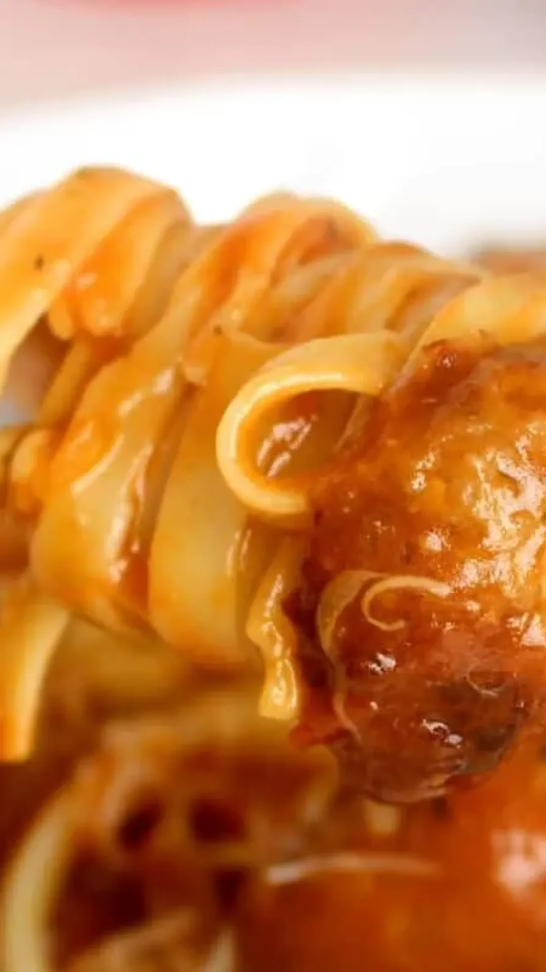 Almôndegas com molho de tomate suculentas, para acompanhar o macarrão no domingo do Dia das Mães