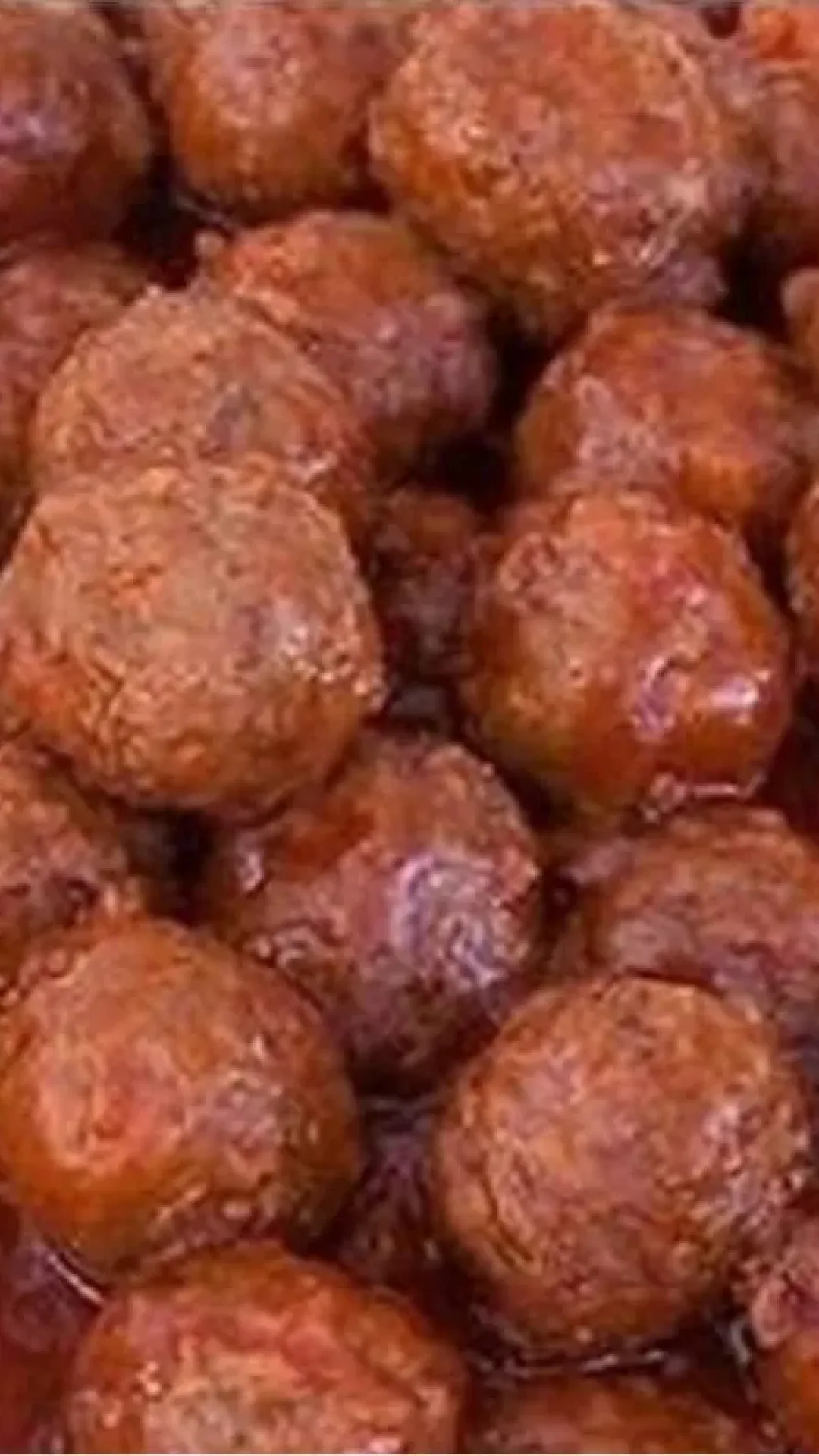 Almôndegas de carne moída muito fáceis é só misturar ingredientes com as mãos e cozinhar no molho