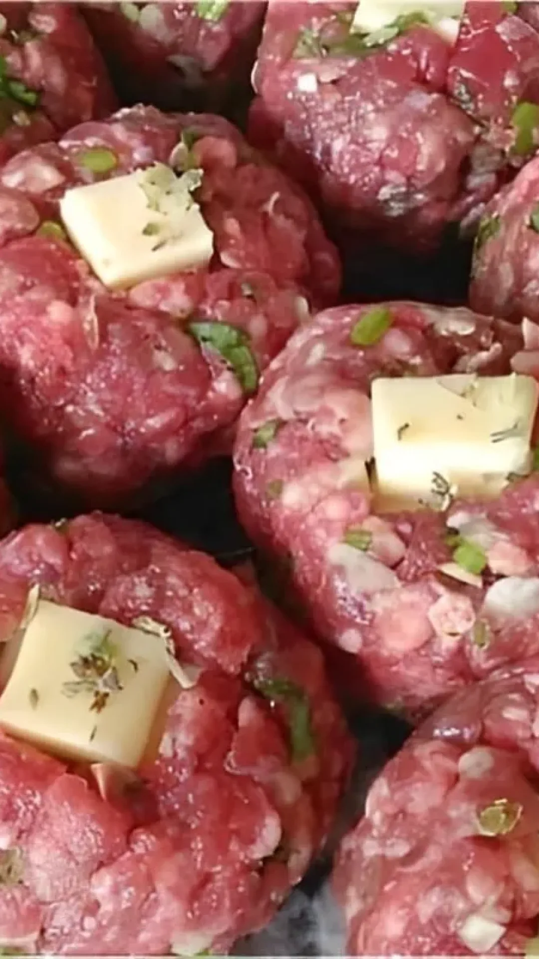 Almôndegas recheadas com queijo bem temperadinhas e deliciosas
