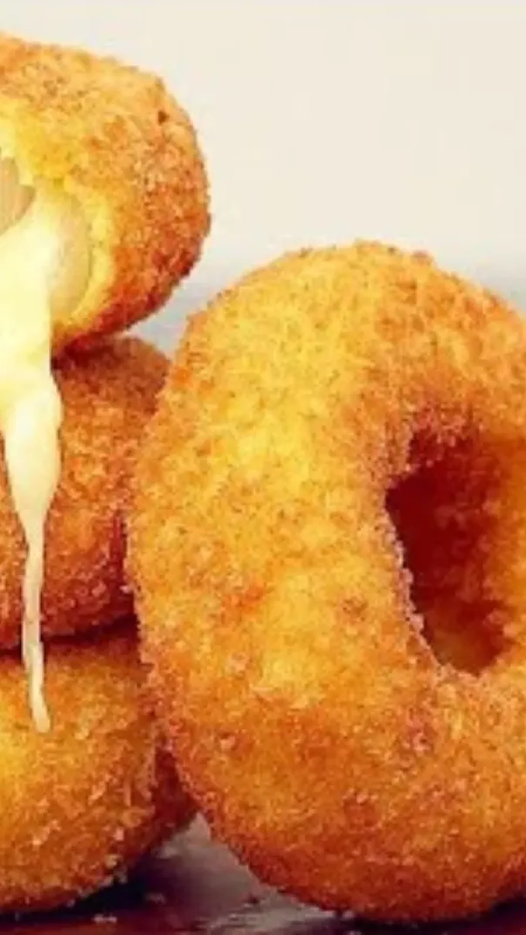 Anéis de cebola recheados com queijo: crocante e sequinha igual de hamburgueria
