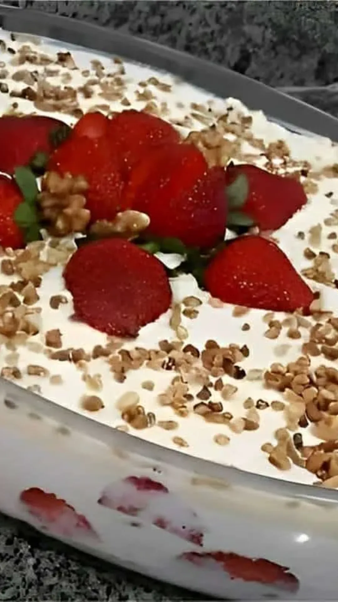 Aprenda a deixar sua mesa de natal muito mais linda com esse pavê de morango maravilhoso