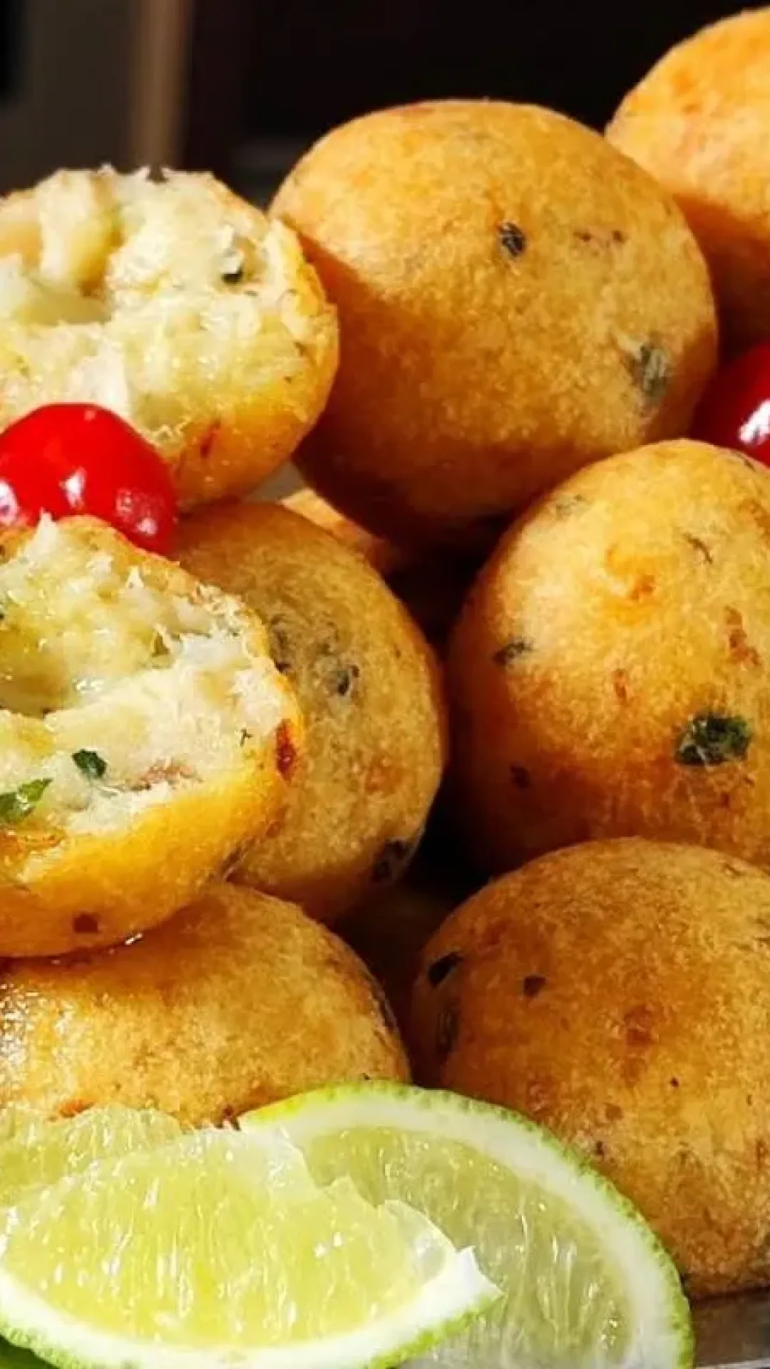Aprenda a fazer bolinho de bacalhau sequinho por fora e molhadinho por dentro