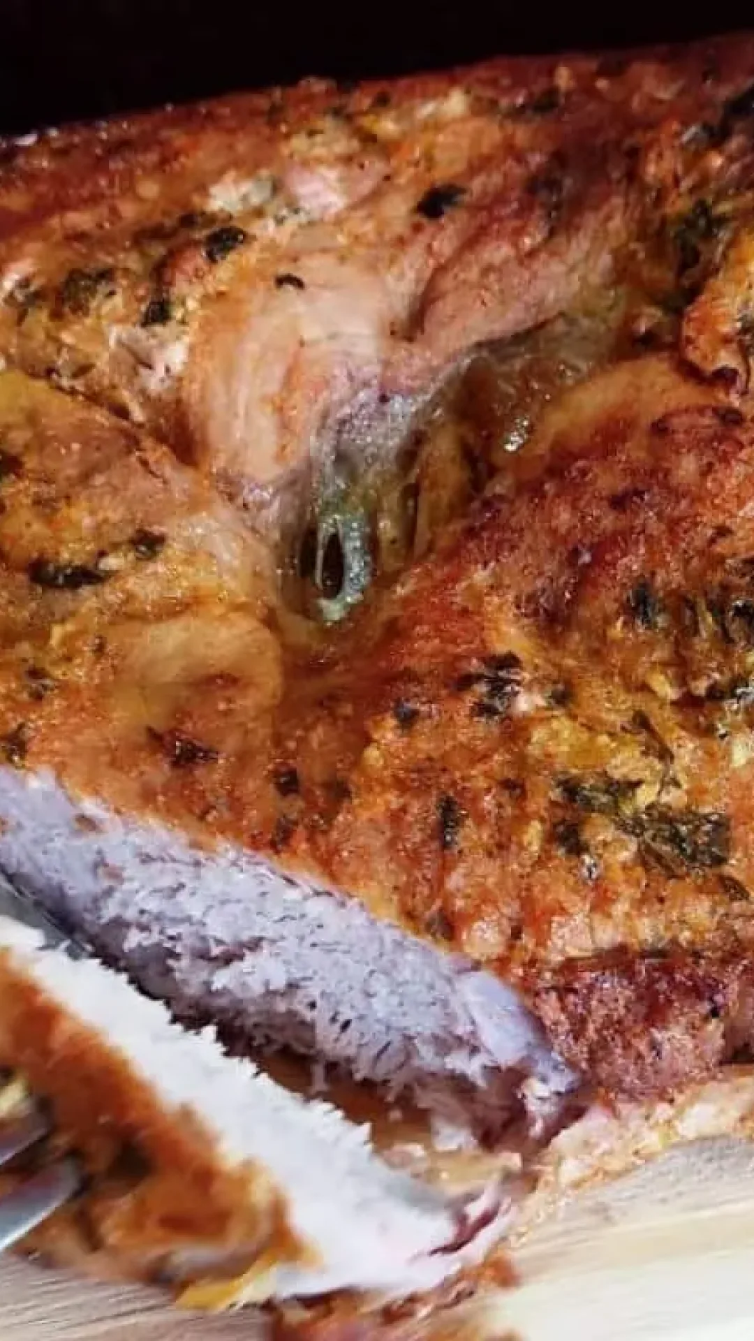 Aprenda a fazer um pernil de porco assado sensacional e suculento para o almoço de natal