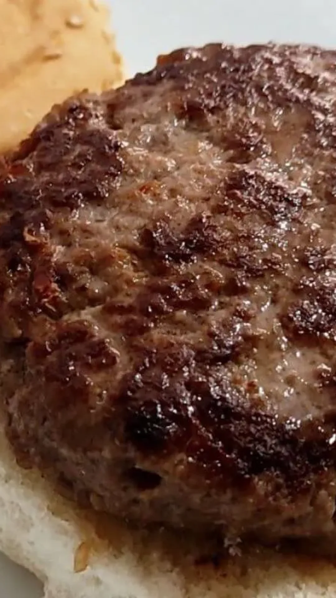 Aprenda a preparar um hamburguer caseiro igualzinho das hamburguerias de verdade