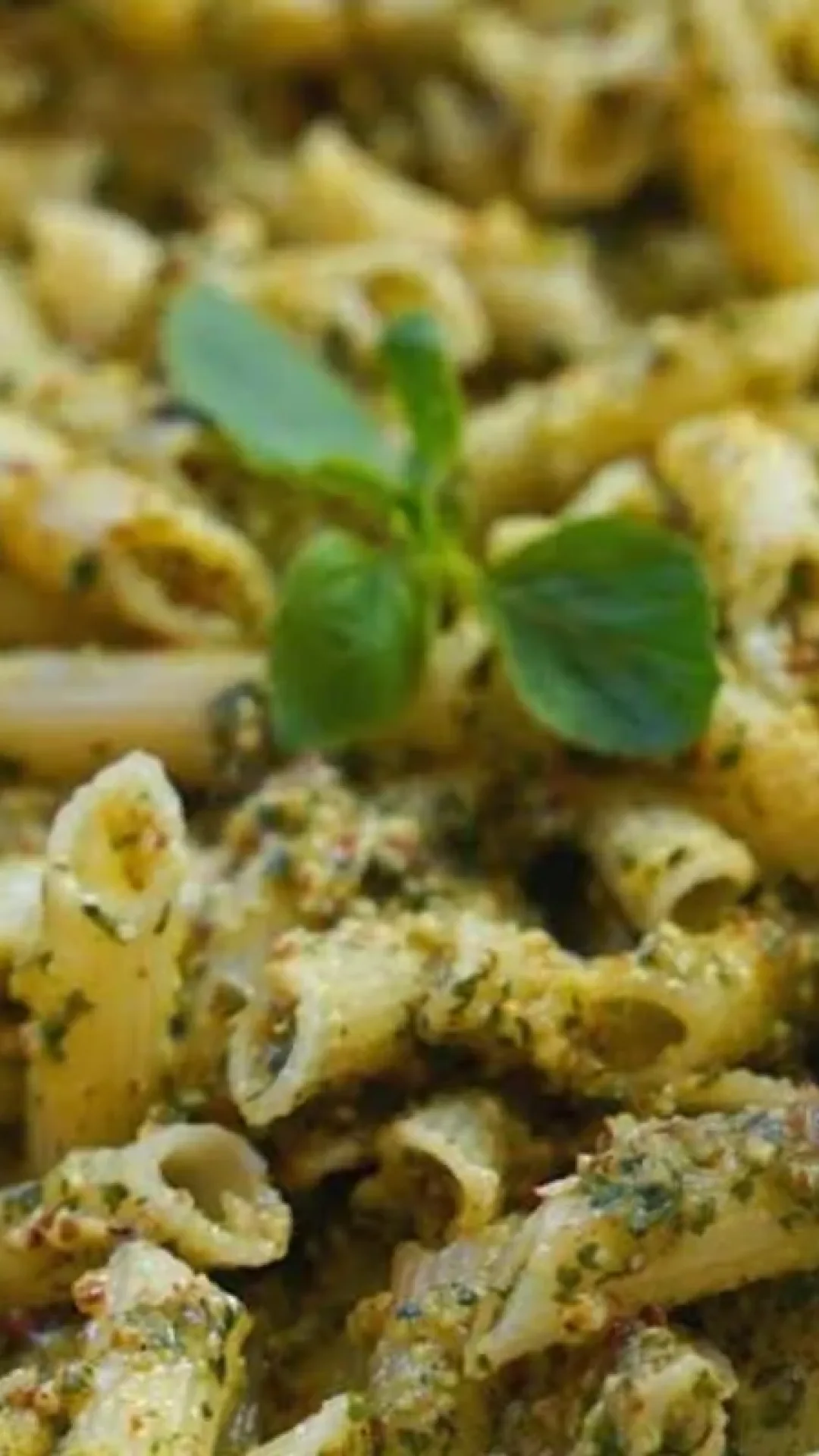 Aprenda com um cozinheiro famoso a fazer um macarrão ao molho pesto chique e delicioso