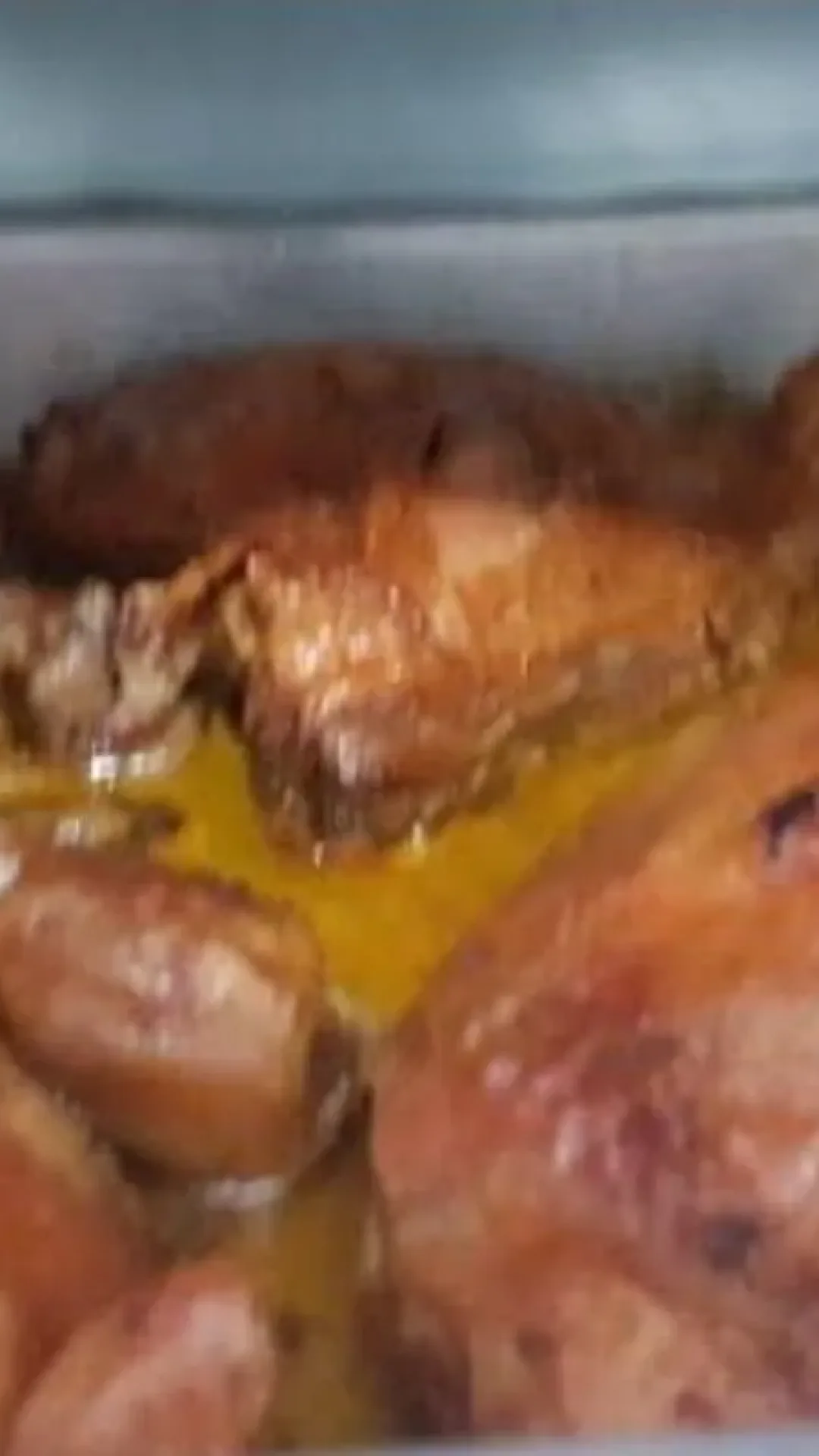 Aprenda como temperar e preparar um frango assado para o almoço de ano novo
