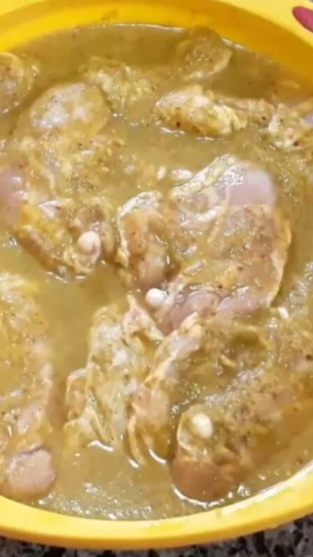 Aprenda o segredinho de um tempero para frango assado perfeito e muito simples de preparar