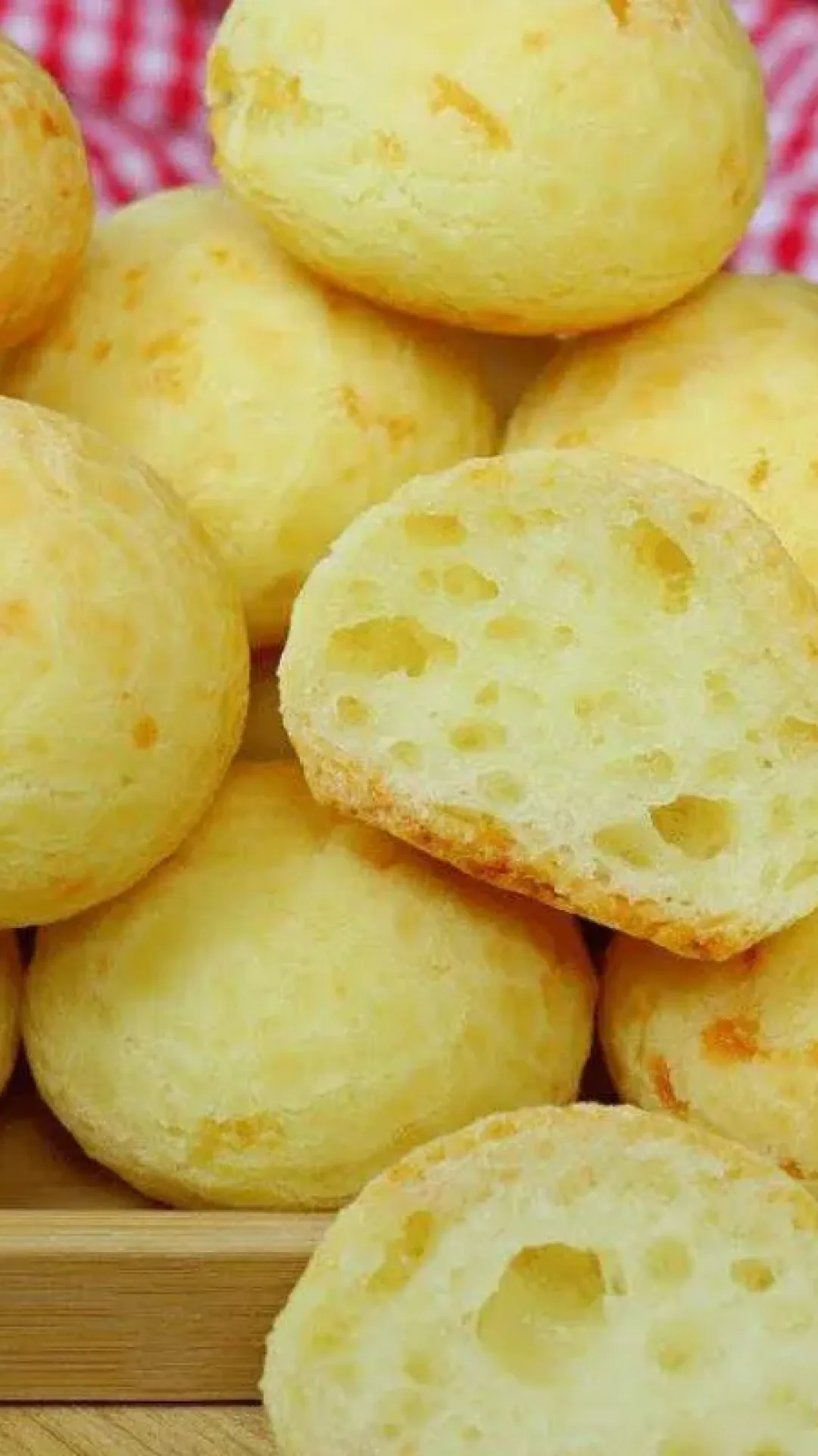 Aprenda o segredo do pão de queijo caseiro que não murcha e fica fofinho e crocante