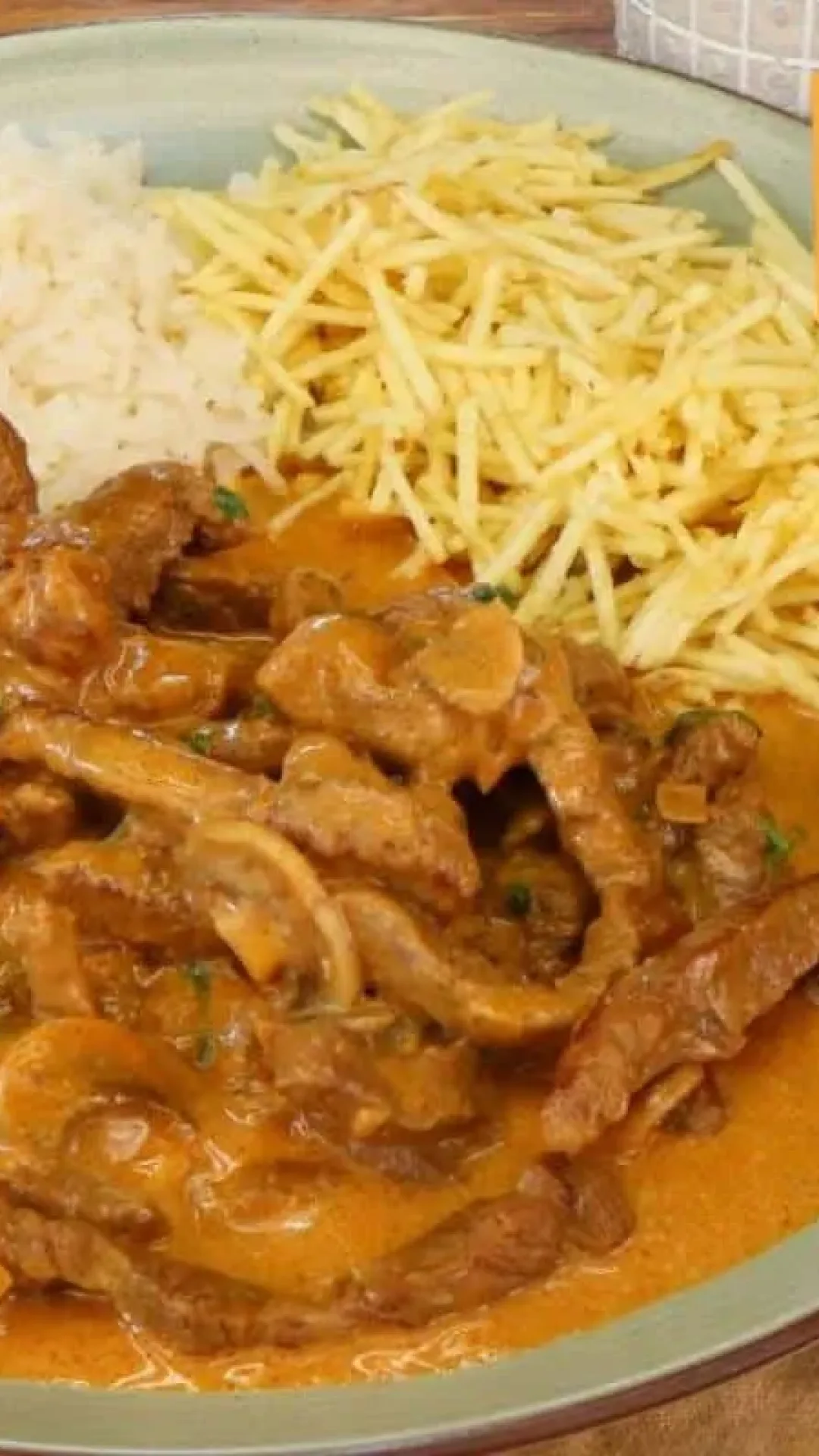 Aprenda todos os segredos do strogonoff de carne perfeito e no ponto certo