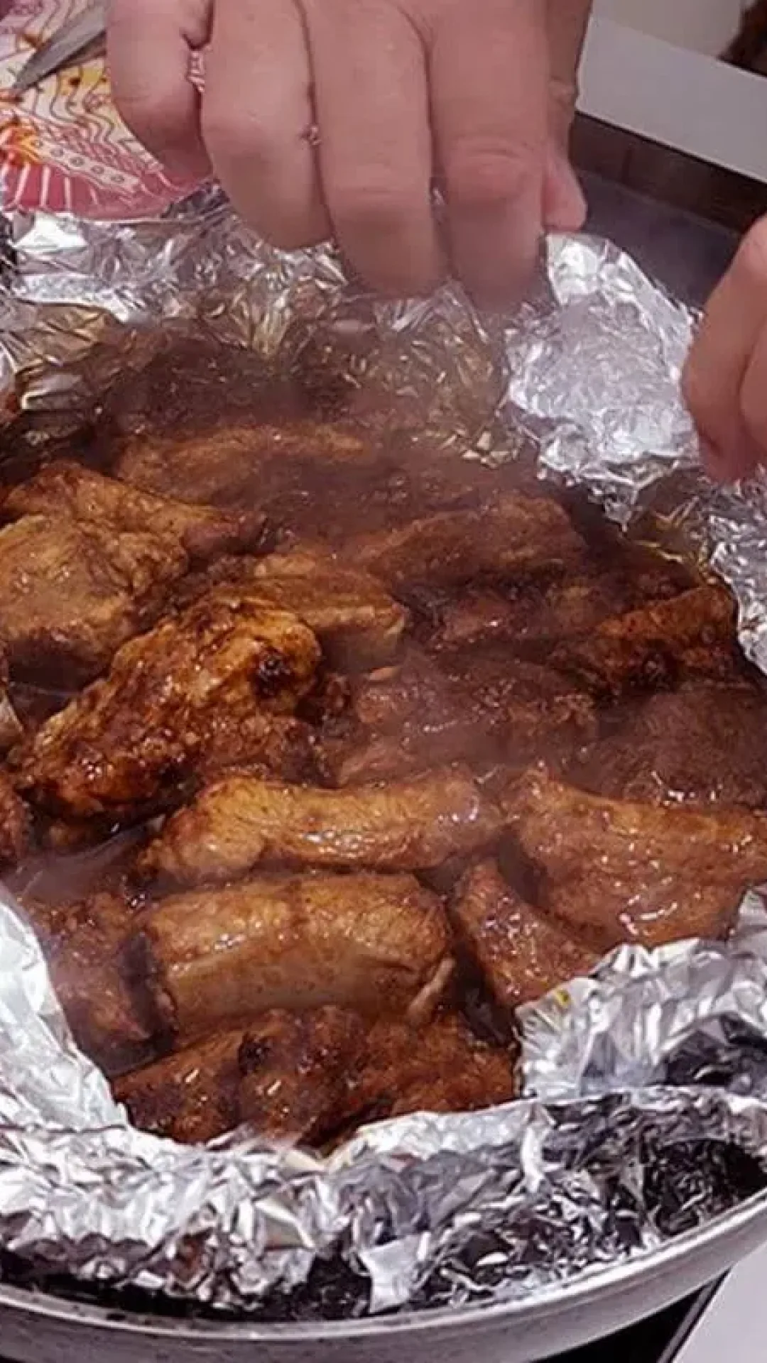 Aprenda um segredo de restaurante para fazer costelinha de porco assada deliciosa e suculenta
