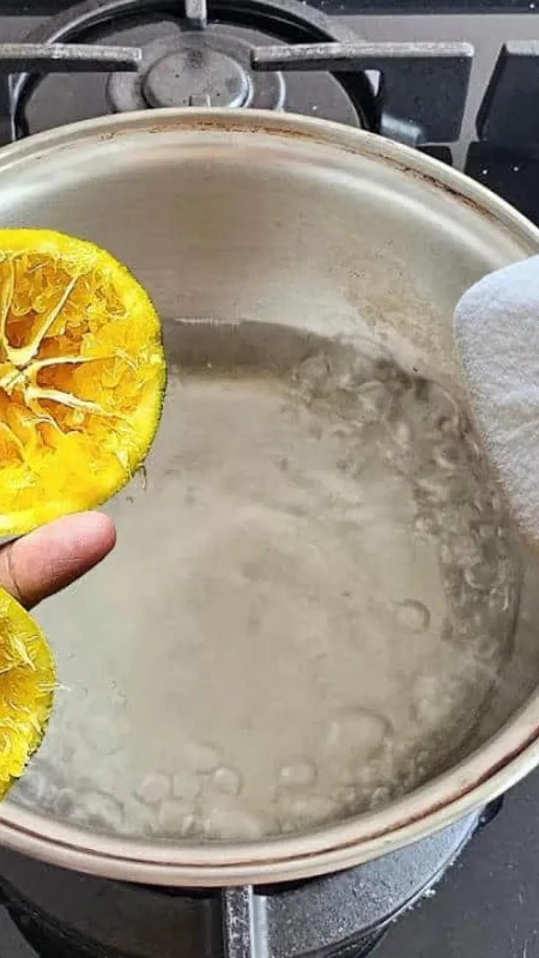 Aprendi a fazer um ótimo produto de limpeza caseiro usando sal e casca de laranja