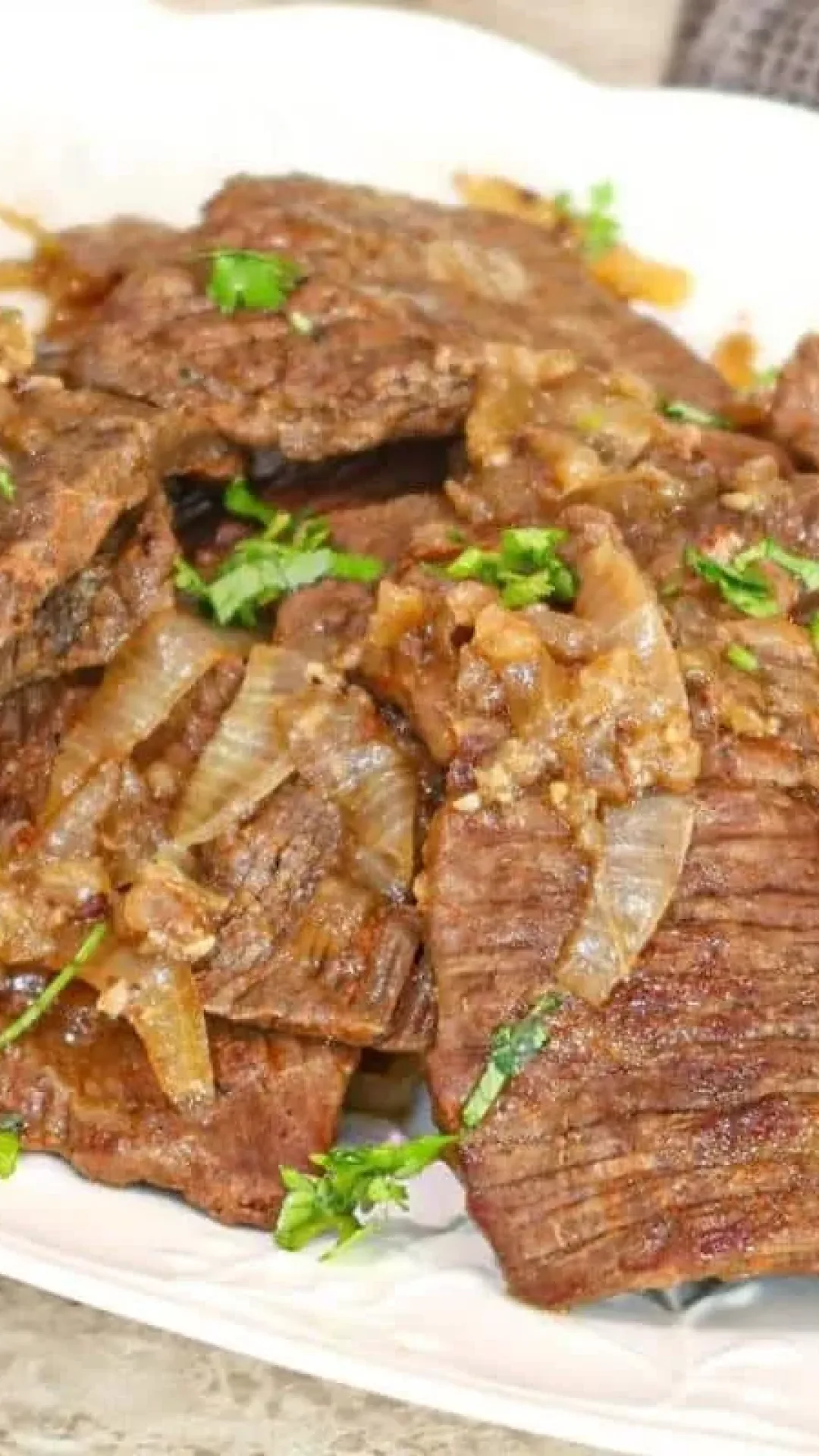Aprendi a preparar um bife acebolado na panela de pressão que é o melhor de todos