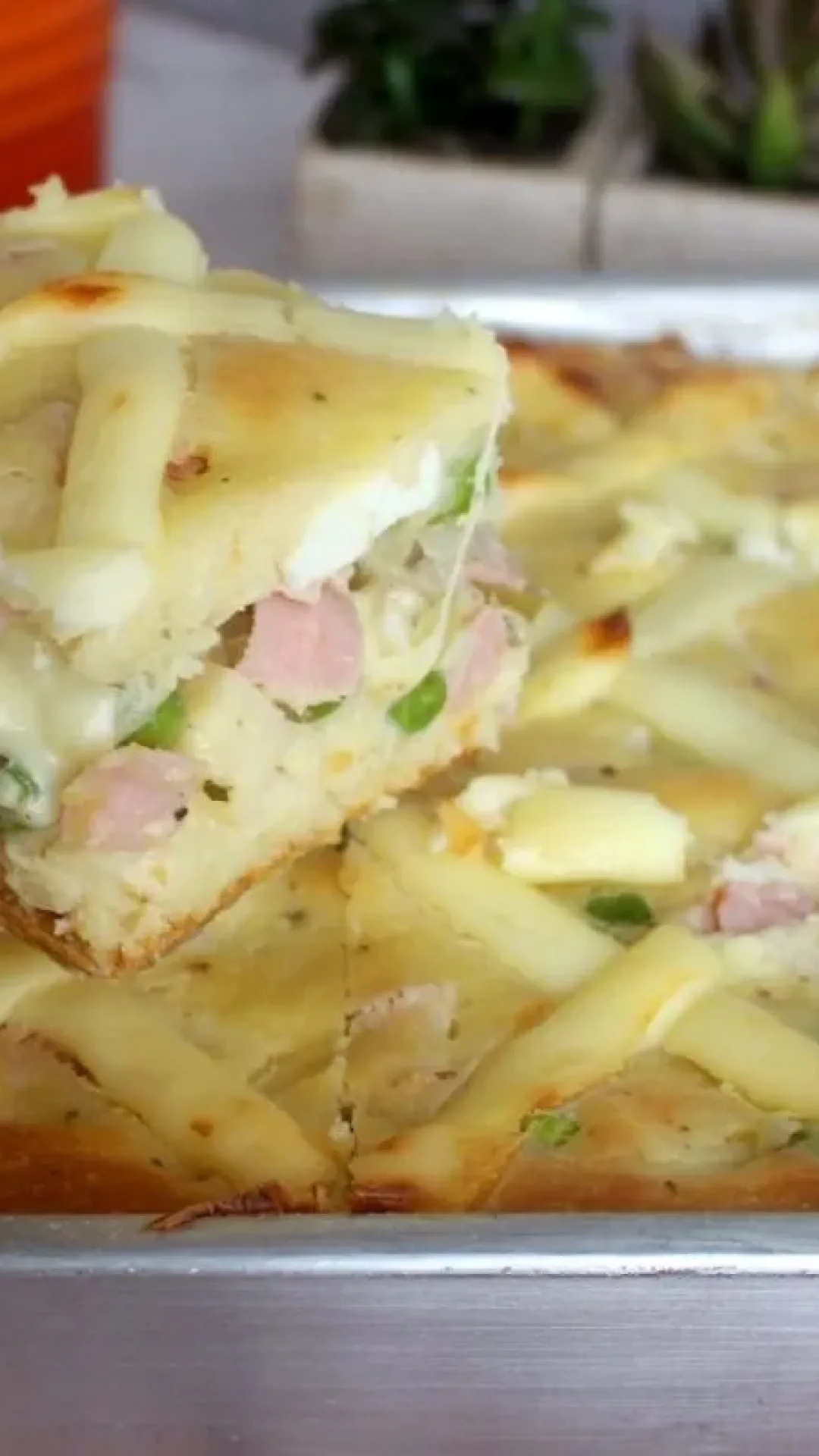 Aqui em casa essa torta portuguesa fácil e deliciosa é o lanche preferido de todos