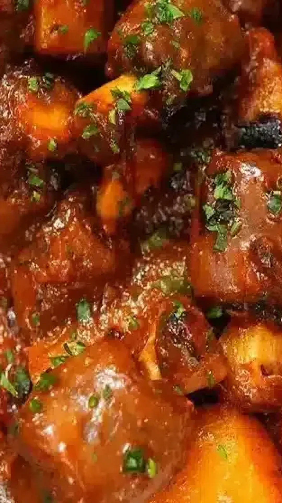 Arrase na hora de servir seu almoço com essa rabada com mandioca maravilhosa