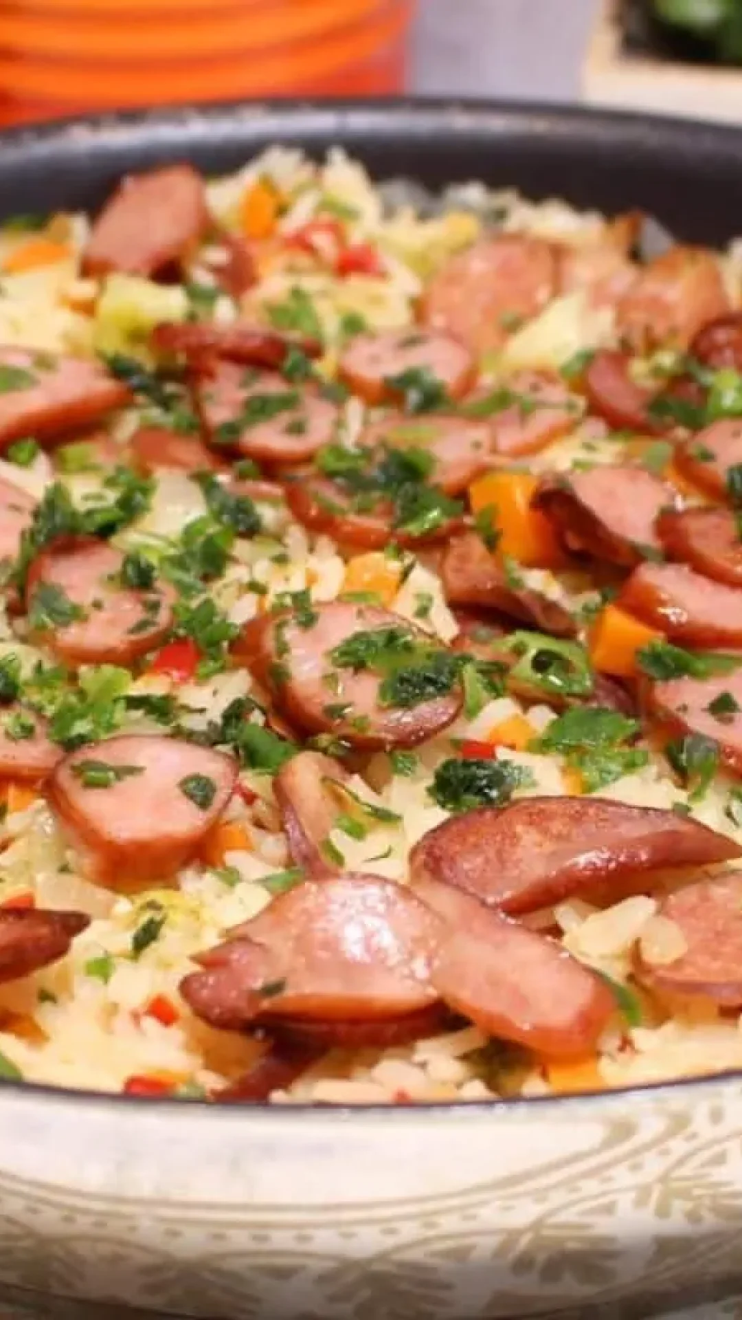 Arroz com linguiça muito saboroso e feito em uma panela só, uma refeição completa e deliciosa