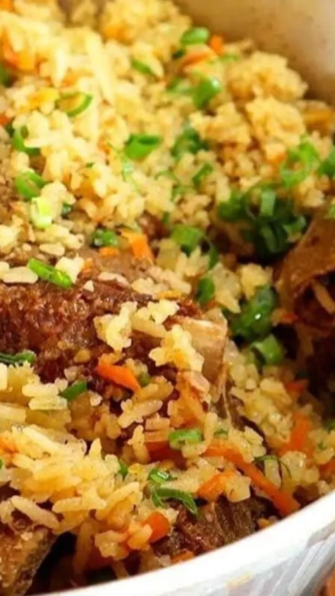 Arroz com suã de porco feito em uma panela só que fica soltinho e muito saboroso para o almoço