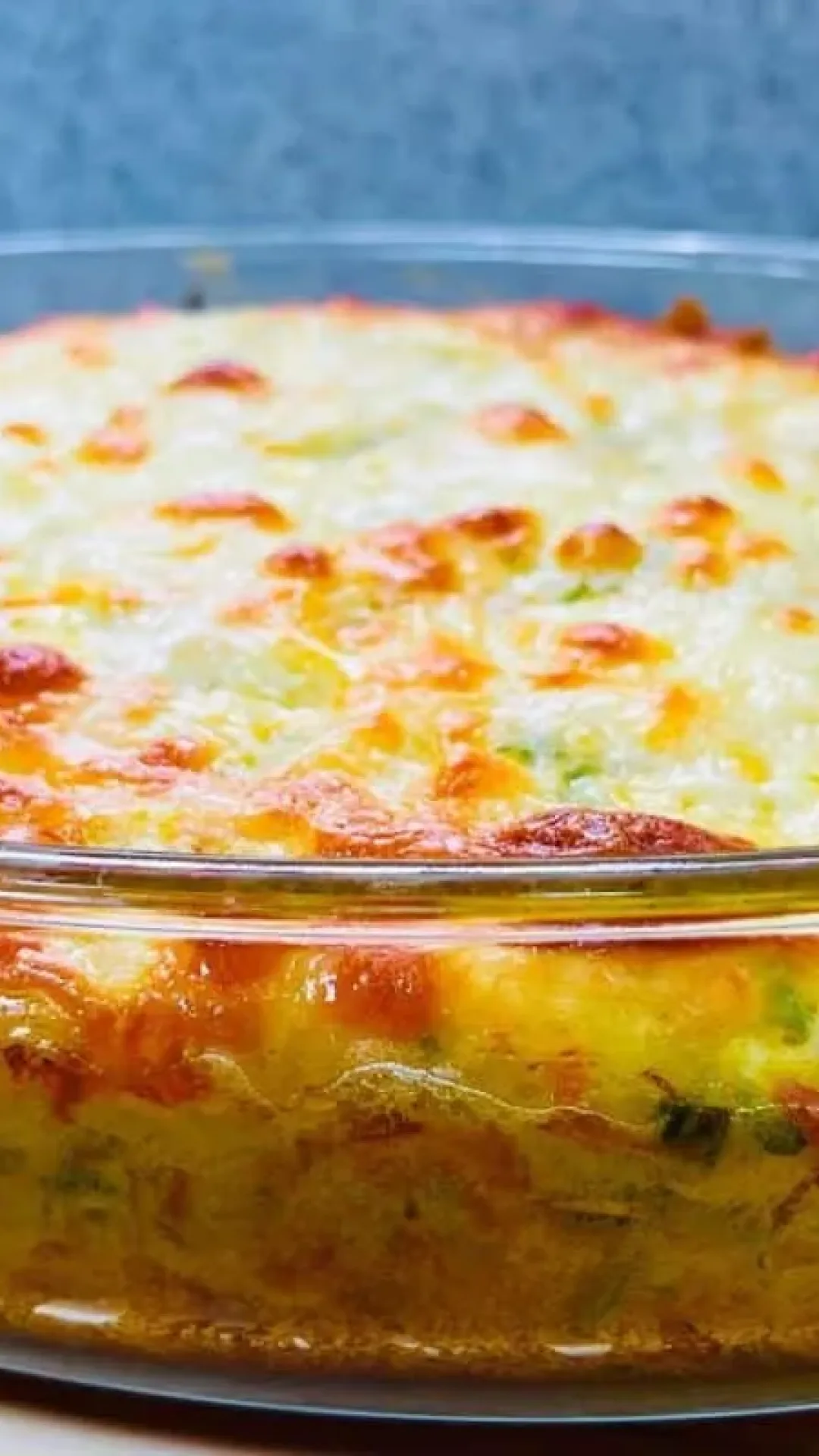 Arroz de forno delicioso feito com sobras da geladeira para facilitar seu almoço de ano novo
